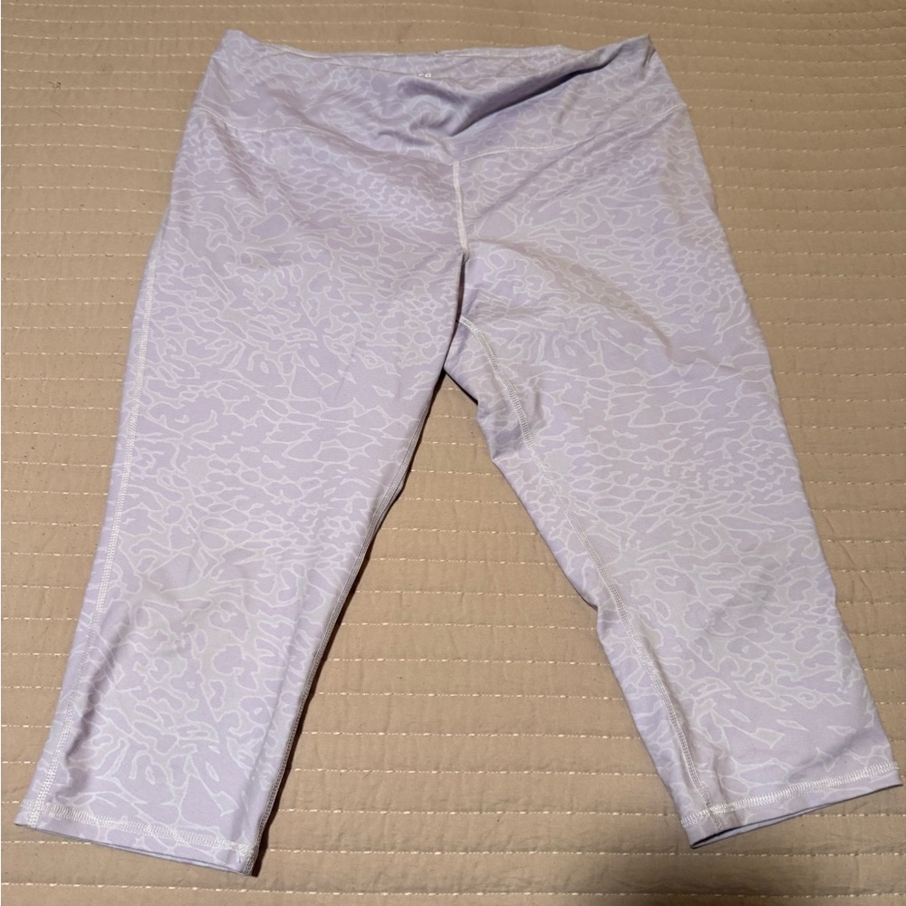 DSG White and Purple Capris Leggings Fit